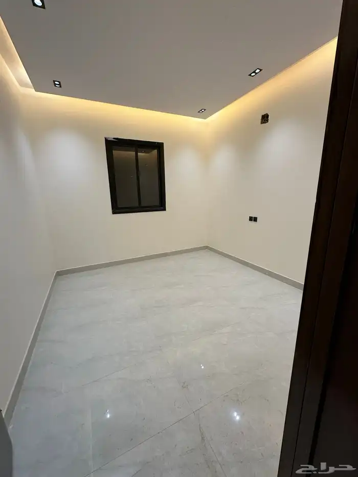تاون هاوس أرضي للبيع في حي السعادة بموقع مميز بجانب مرفق حك 20