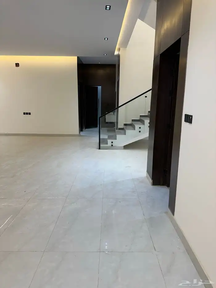 تاون هاوس أرضي للبيع في حي السعادة بموقع مميز بجانب مرفق حك 7