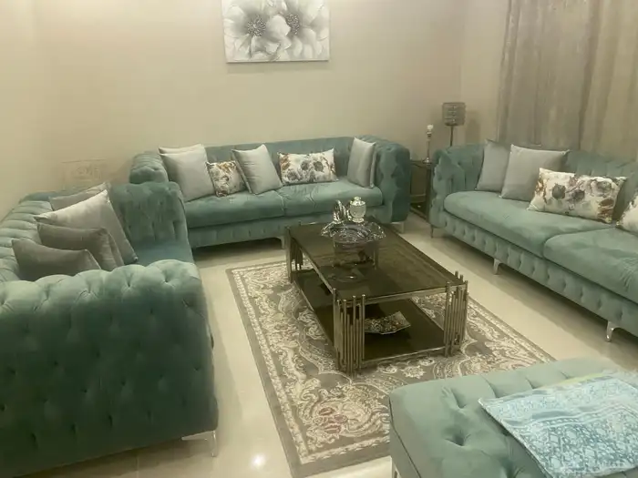 كنب ممتاز للبيع مع طاولات وستائر 0