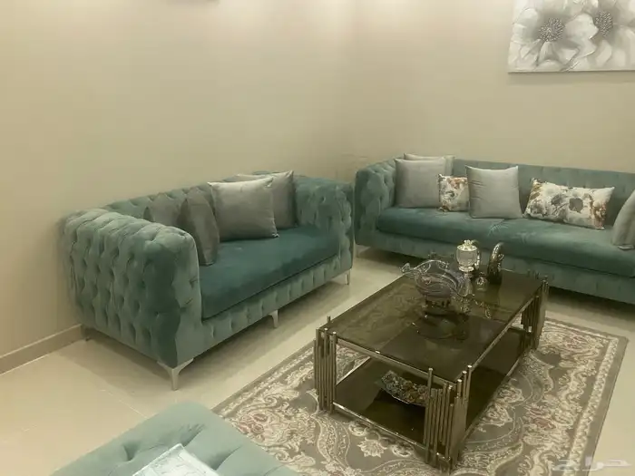 كنب ممتاز للبيع مع طاولات وستائر 1