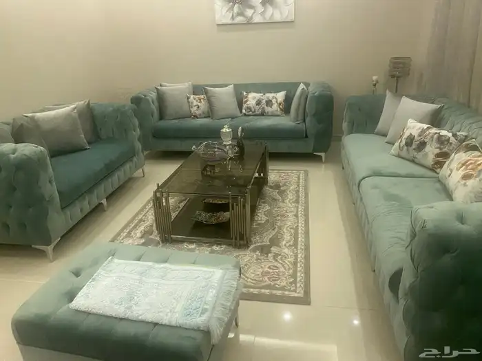 كنب ممتاز للبيع مع طاولات وستائر 2