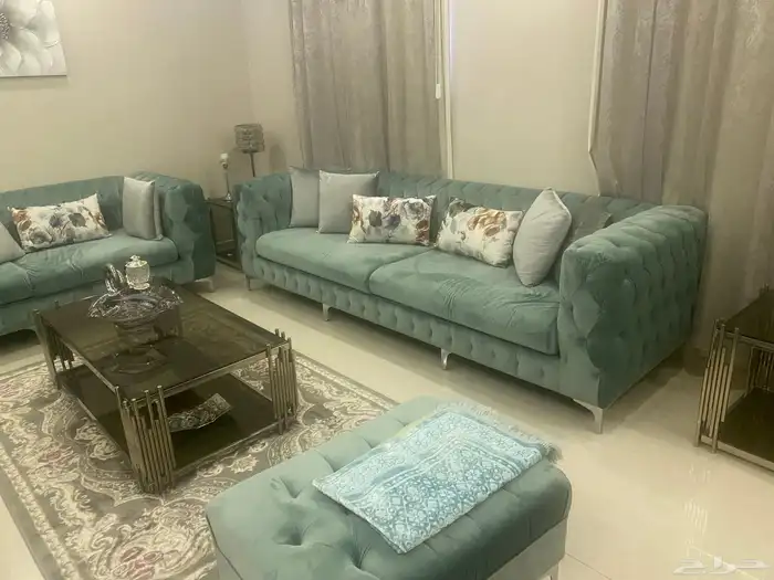 كنب ممتاز للبيع مع طاولات وستائر 3