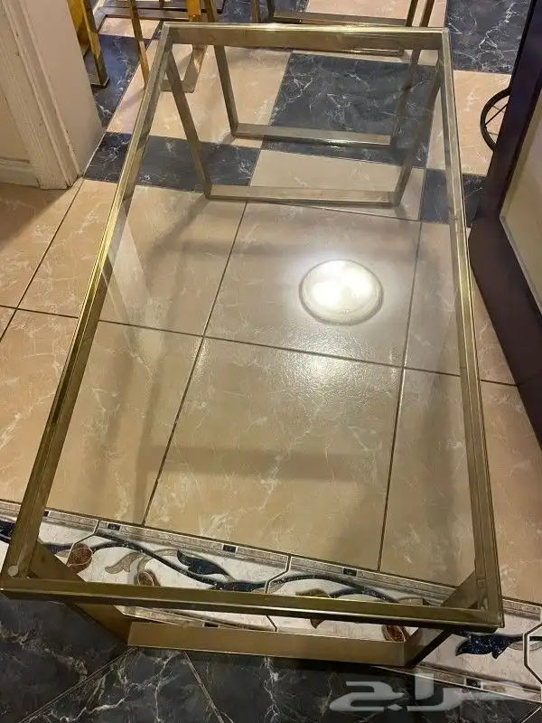 طاوله لون ذهبي الحاله سليمه 6