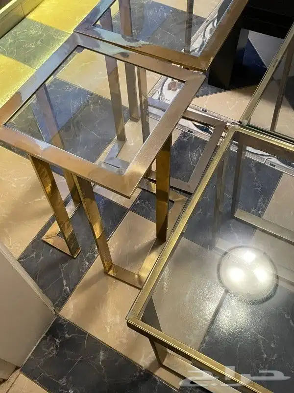 طاوله لون ذهبي الحاله سليمه 4