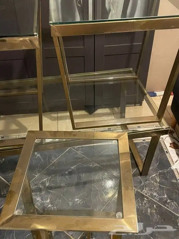 طاوله لون ذهبي الحاله سليمه 1