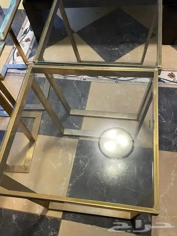 طاوله لون ذهبي الحاله سليمه 5