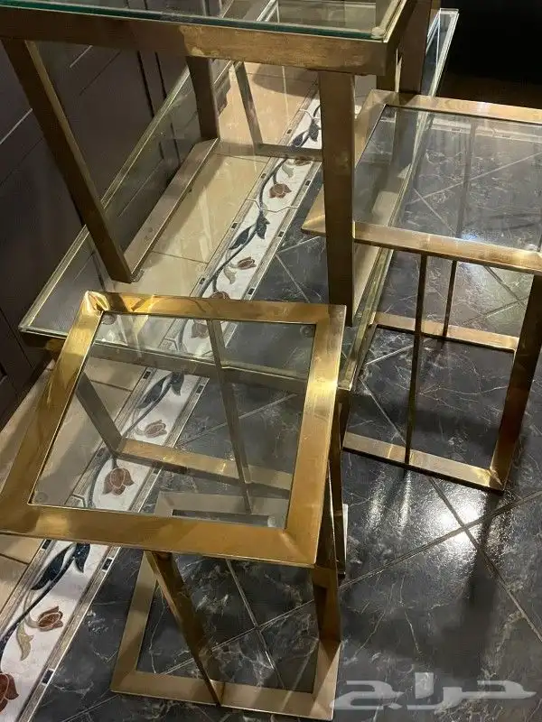 طاوله لون ذهبي الحاله سليمه 2