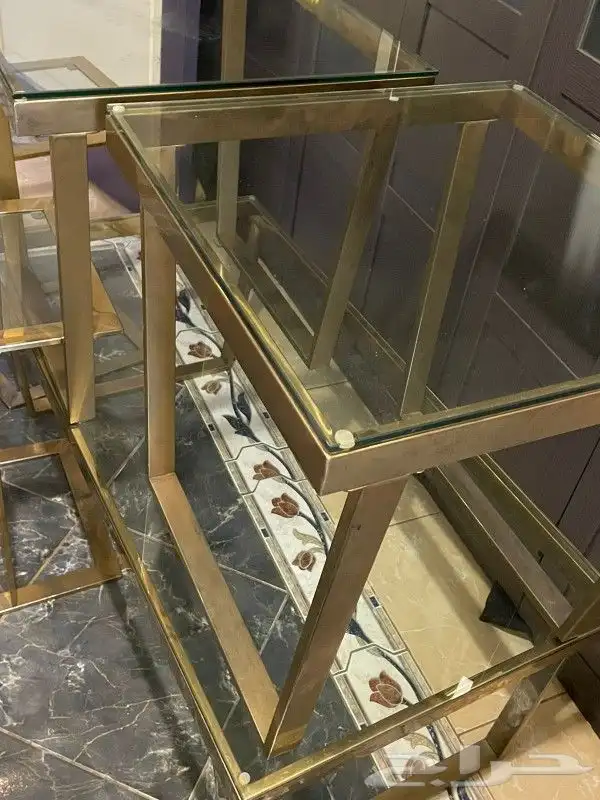 طاوله لون ذهبي الحاله سليمه 0