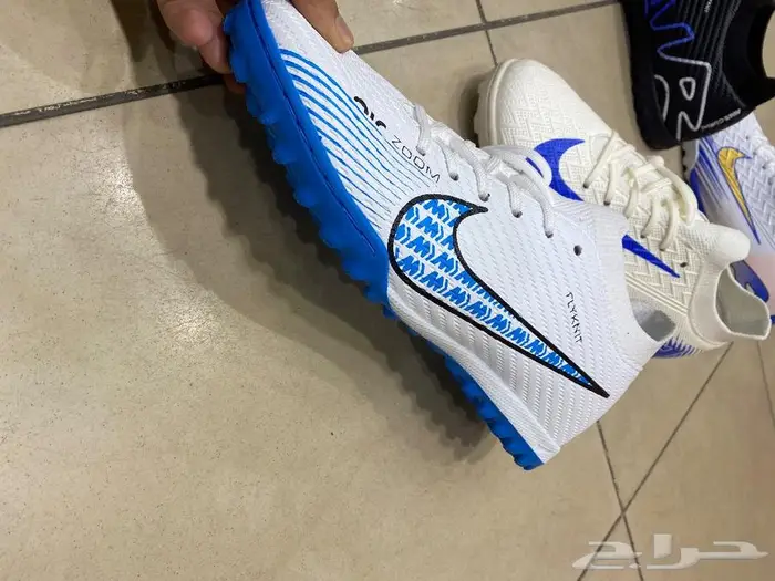 جزمة او شوز كورة نايك أديداس 2