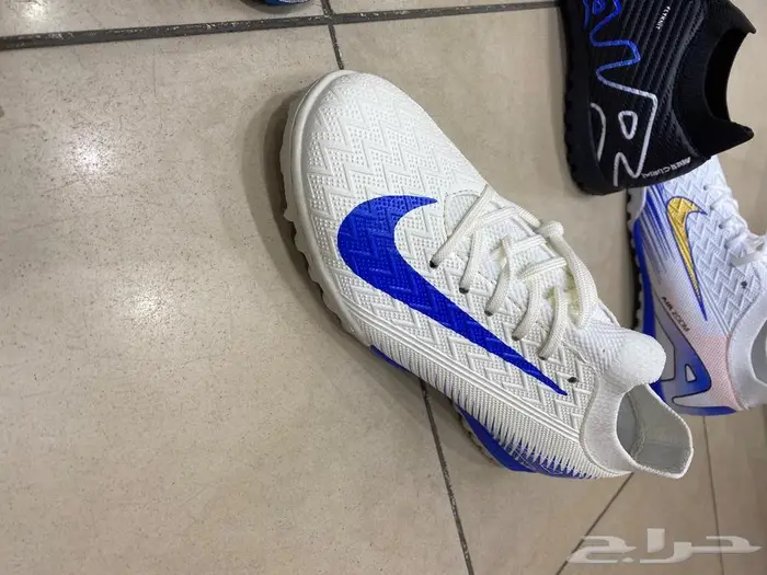 جزمة او شوز كورة نايك أديداس 3