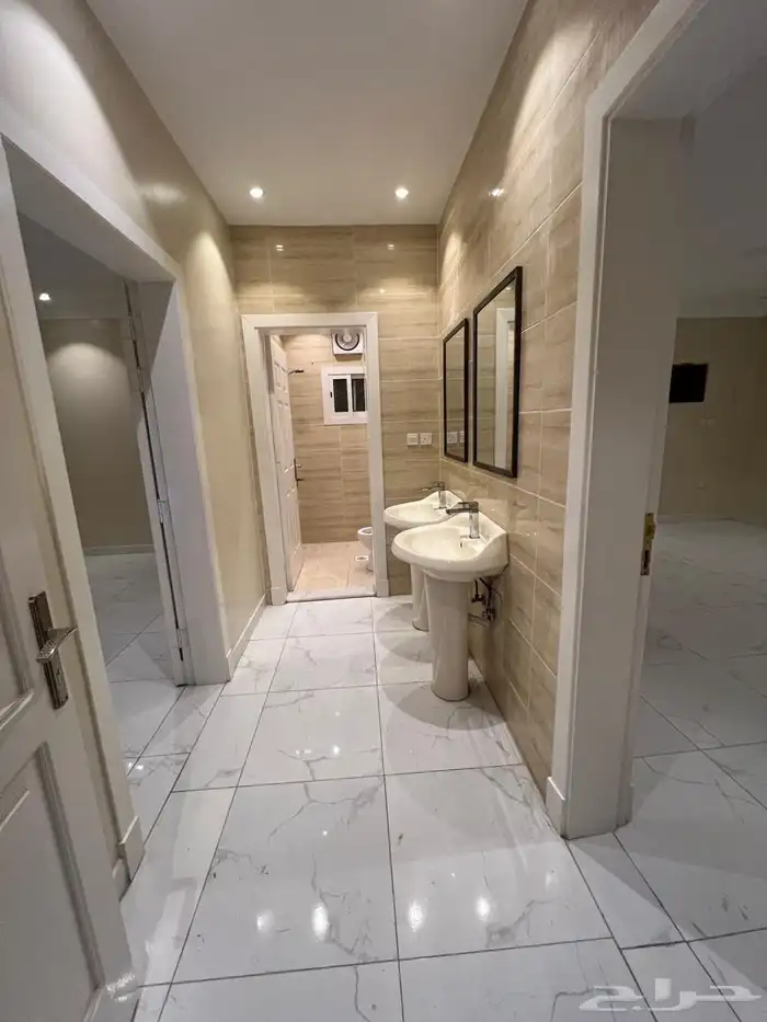 للإيجار روف جديد اربع غرف بحي الصواري مقابل مسجد موقع مميز 2