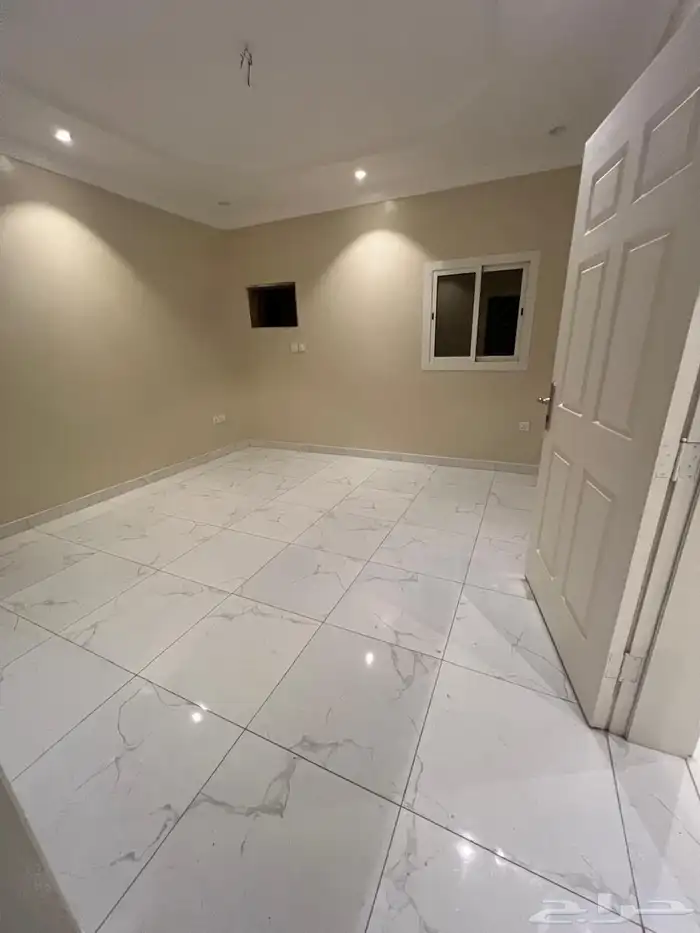 للإيجار روف جديد اربع غرف بحي الصواري مقابل مسجد موقع مميز 1