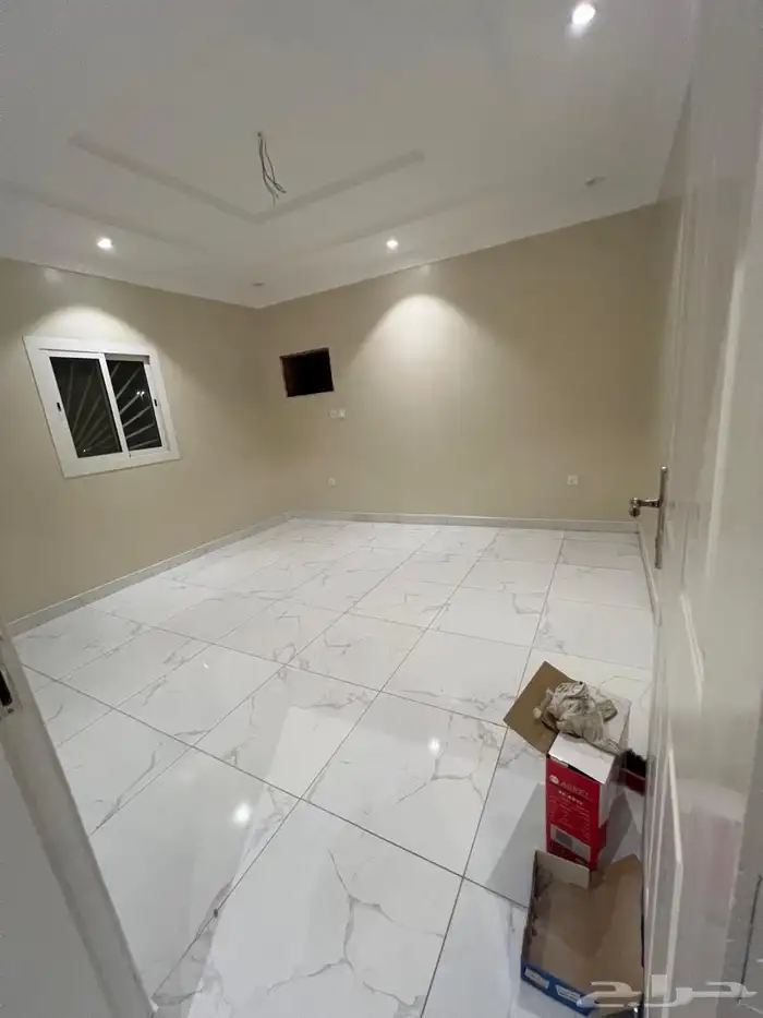 للإيجار روف جديد اربع غرف بحي الصواري مقابل مسجد موقع مميز 4