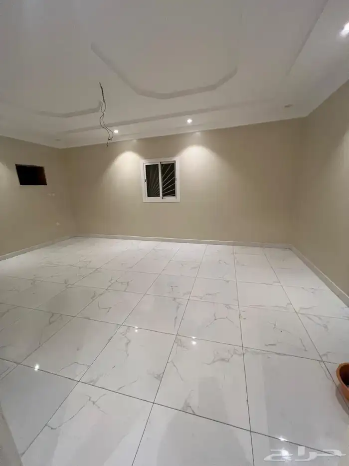 للإيجار روف جديد اربع غرف بحي الصواري مقابل مسجد موقع مميز 0