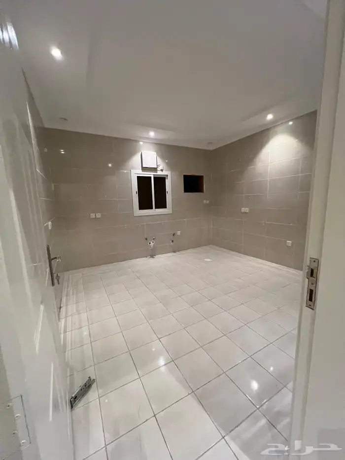 للإيجار روف جديد اربع غرف بحي الصواري مقابل مسجد موقع مميز 3