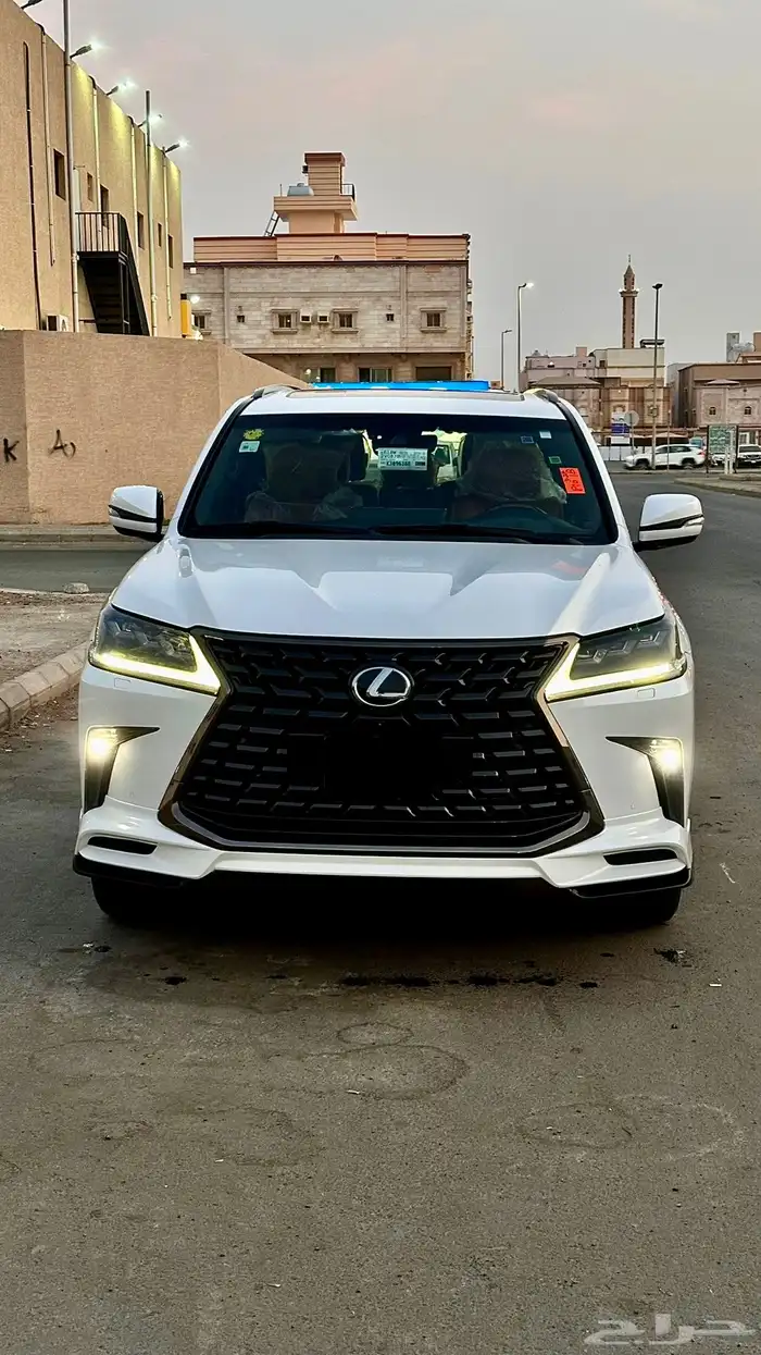 للبيع لكزس LX570 موديل 2016 نظييف 22