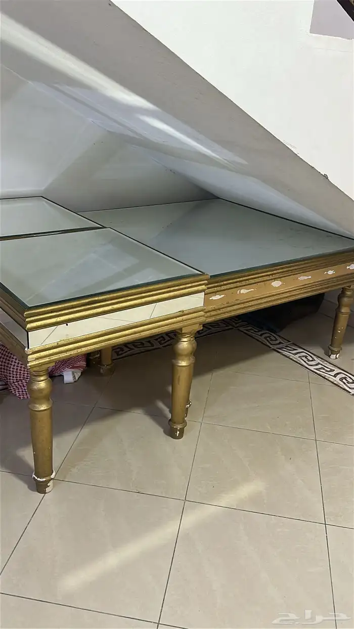 طاولة كبيرة مع طاولتين وسط لاعلى سوم 0
