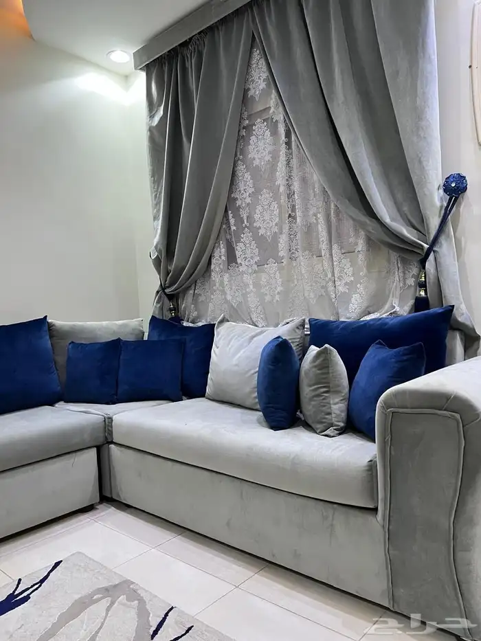 كنب كبير شبه جديدة مع ستارة وسجاد 2