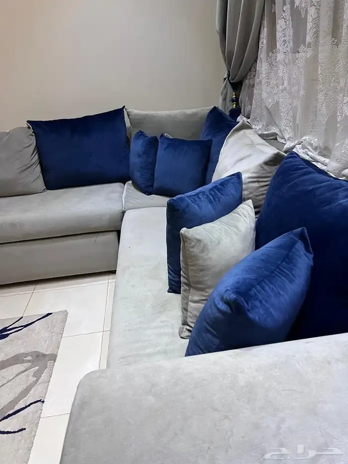 كنب كبير شبه جديدة مع ستارة وسجاد 3