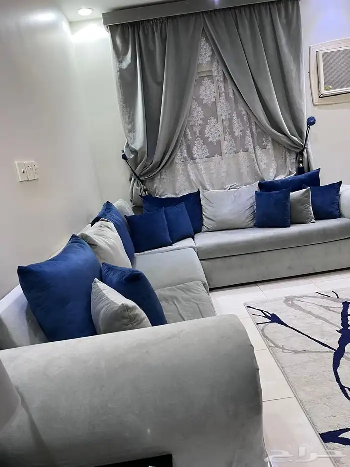 كنب كبير شبه جديدة مع ستارة وسجاد 1