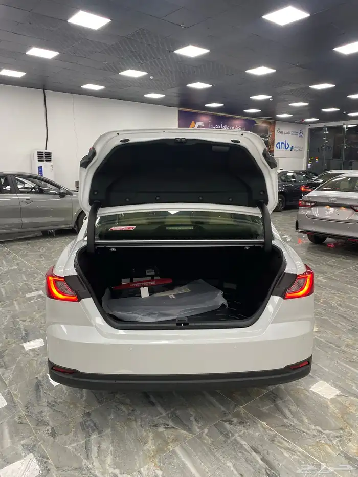 كامرى 2025 نص فل LE بنزين ابيض 4