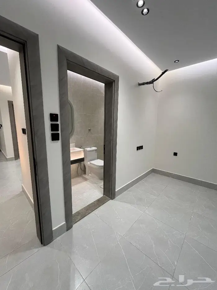 تملك شقة سكنية بتصميم عصري. 6