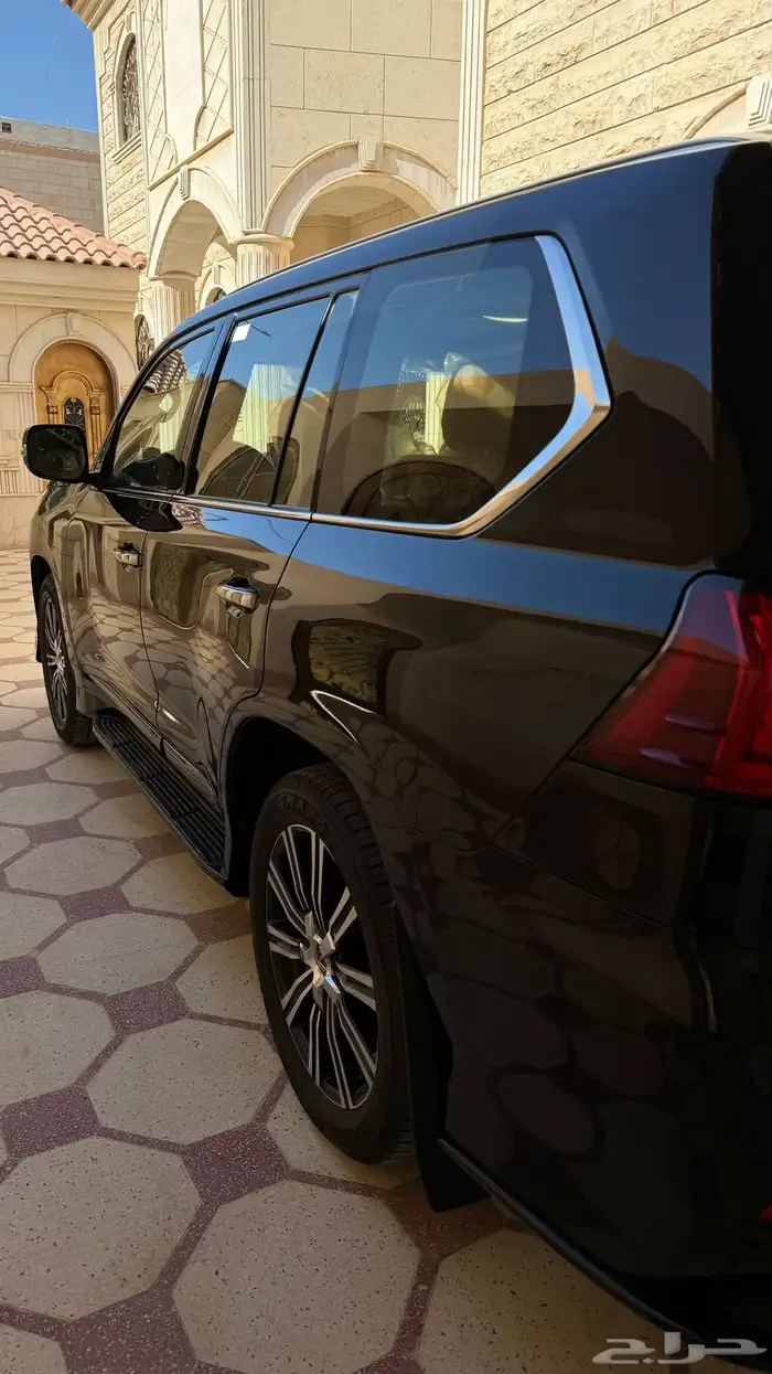 مباع لكزس LX 2021 فل كامل بحالة الوكالة 9