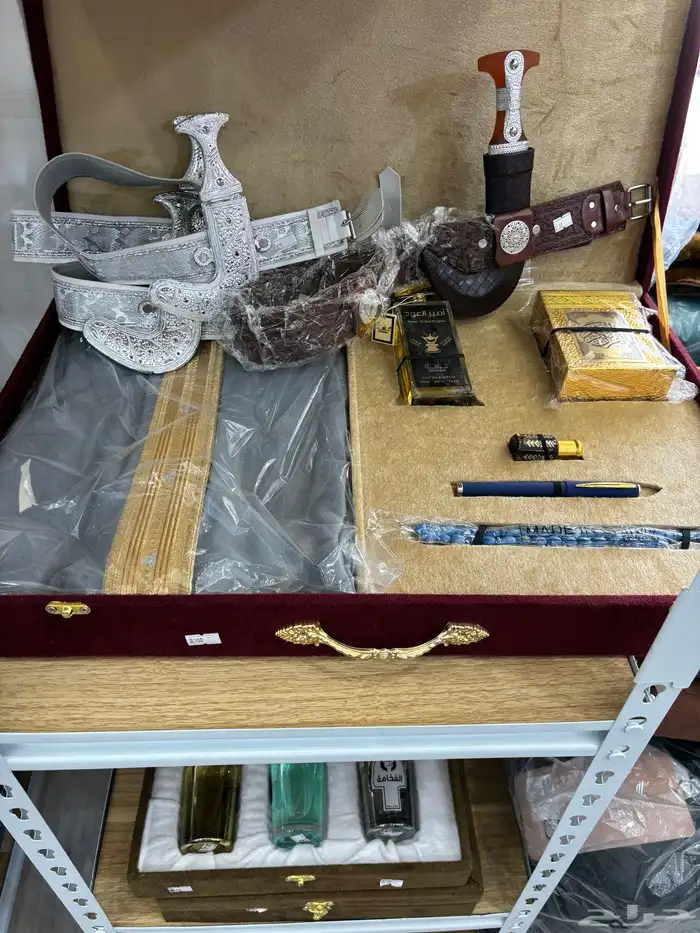 سبح و اطقم و محافظ وساعات و جنابي بمحل الفارس الشهم 21
