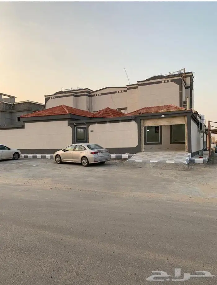 للبيع بيت ربع شقق بنزهه 1