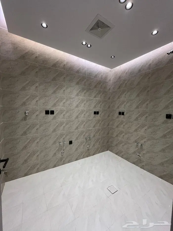 تملك شقة سكنية بتصميم عصري. 8