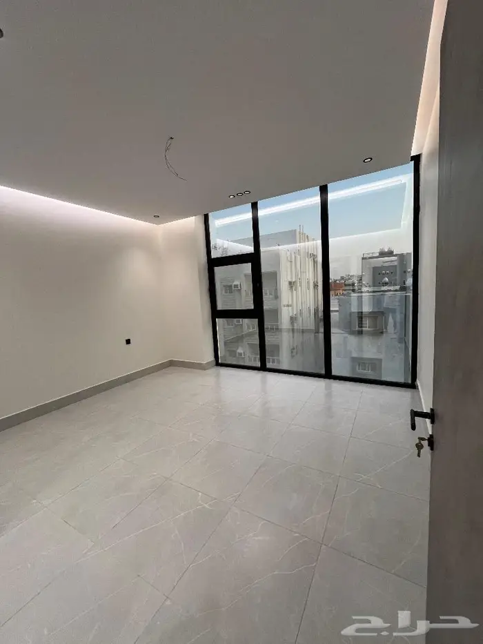 تملك شقة سكنية بتصميم عصري. 3