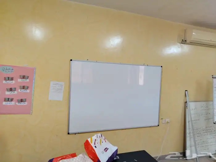 سبورات مدرسيه وطاولات مدرسيه وطاولات وكراسي ولوحات اعلانات و 0