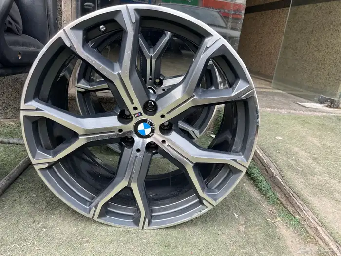 جنوط بي إم x6اصلي وكاله مقاس 21 0