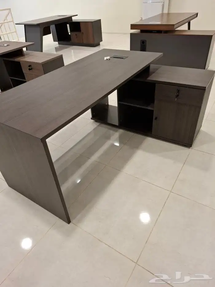 مكاتب عمل بمقاسات مختلفه 12