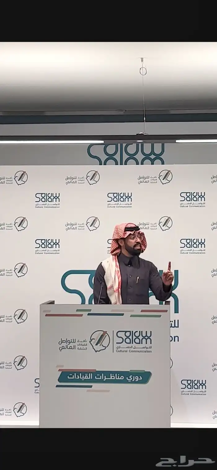 مقدم محترف باللغتين حفل محافل مؤتمر معرض مناسبة احتفال 2