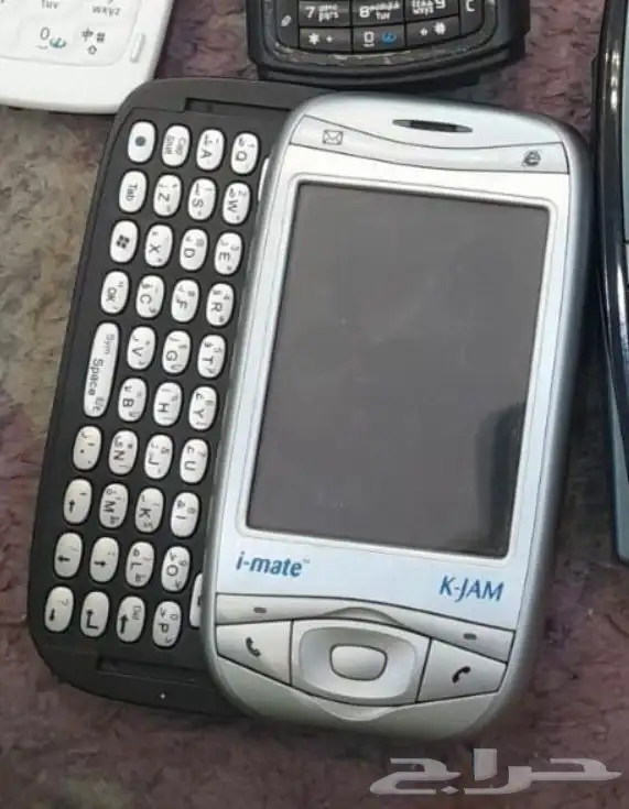 منو معه (شاحن )لجوال ايمت هذا 1