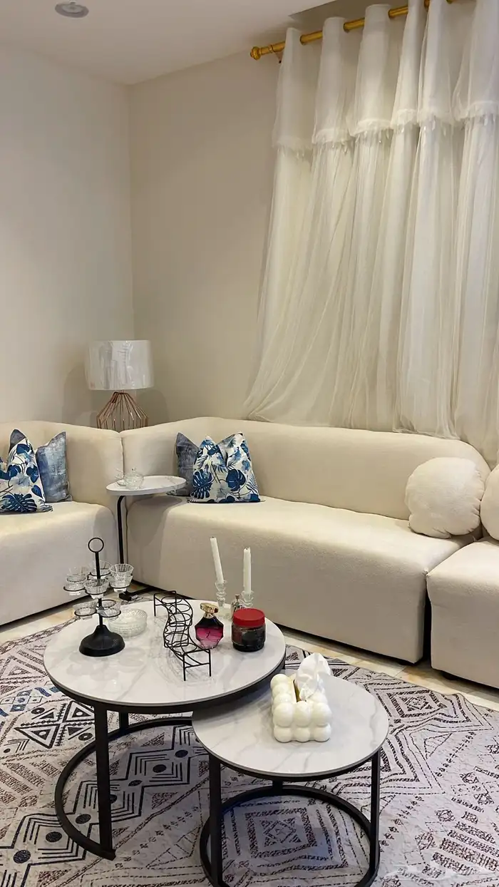 كنب مجلس نظيف استخدام سنه ب2500كامل مع طاولات 1
