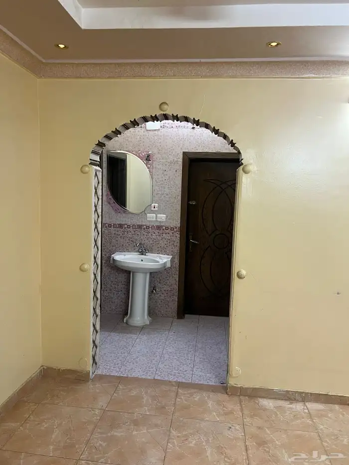 شقة للإيجار 3 غرف مدخلين وصاله 2