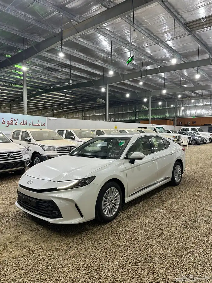 كامري 2025 فتحه بنزين فئة LE اصفار سعودي السعر125 0
