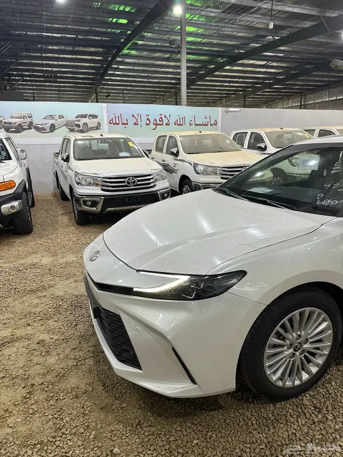 كامري 2025 فتحه بنزين فئة LE اصفار سعودي السعر125 4