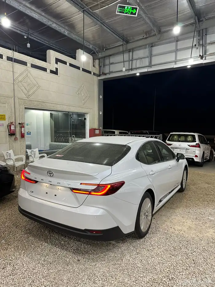 كامري 2025 فتحه بنزين فئة LE اصفار سعودي السعر125 6