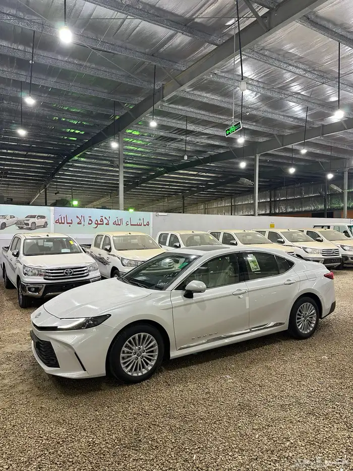 كامري 2025 فتحه بنزين فئة LE اصفار سعودي السعر125 2