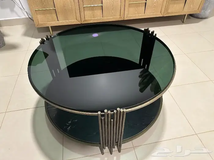 طاولة قهوة دائرية من AREA25 من الزجاج و الرخام بحالة ممتازة 0