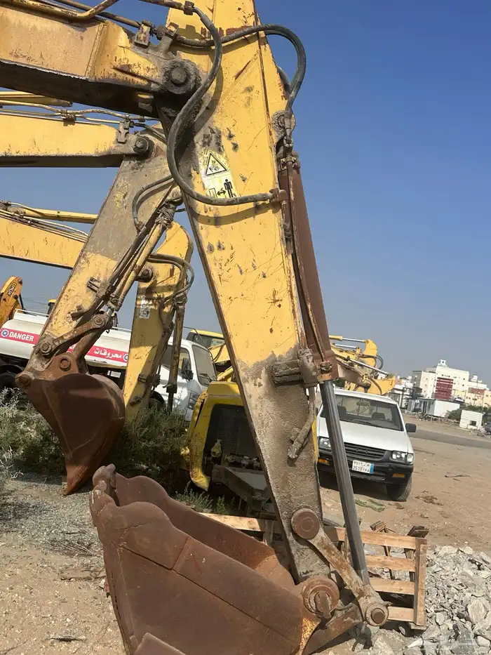 للبيع بوكلين كوماتسو داش 7 بقشان مقاس 200 بحالة ممتازة 34