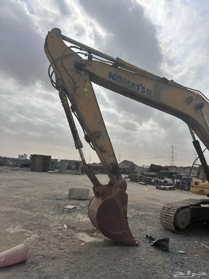 للبيع بوكلين كوماتسو داش 7 بقشان مقاس 200 بحالة ممتازة 32