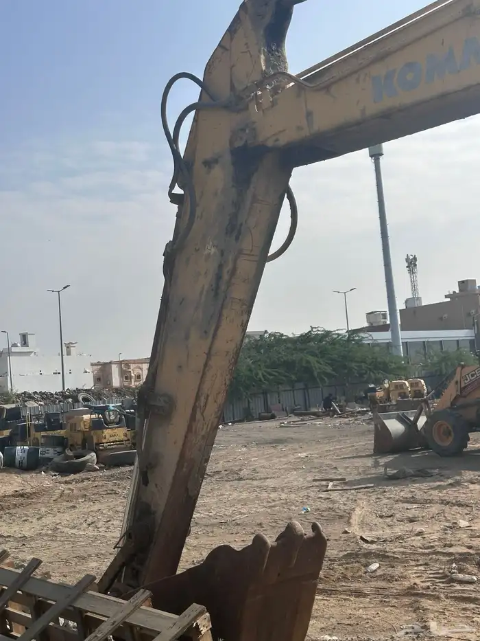 للبيع بوكلين كوماتسو داش 7 بقشان مقاس 200 بحالة ممتازة 27
