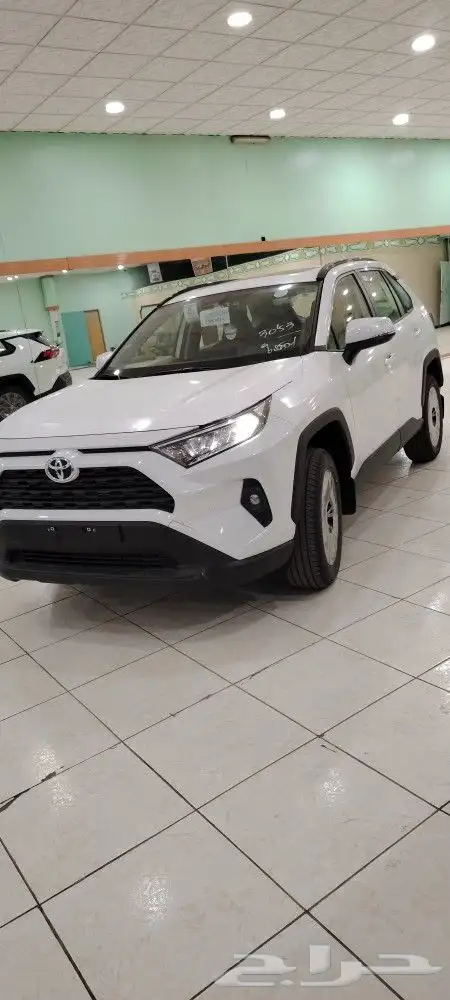 تويوتا راف فور XLE فتحة بنزين 2025 8