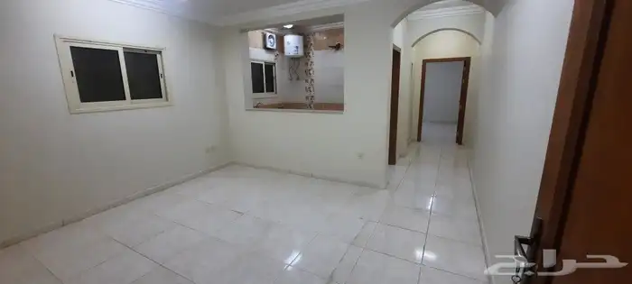 الايجار شقه عزاب غرفه وصاله وحمام ومطبخ في حي الجامعيين 7