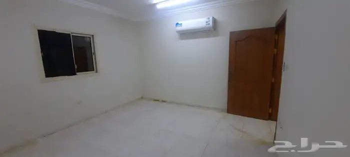 الايجار شقه عزاب غرفه وصاله وحمام ومطبخ في حي الجامعيين 8