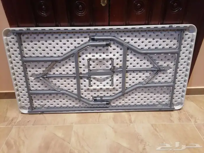 طاوله بيضاء تظبق نضيفه مره طولها 150 سم في 76 سم 1